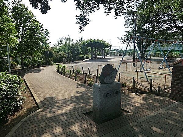 【周辺】霞台公園まで818m、霞台公園は横浜市保土ケ谷区にある住宅街の十分な広さの公園です。公園の設備には水飲み・手洗い場があります。