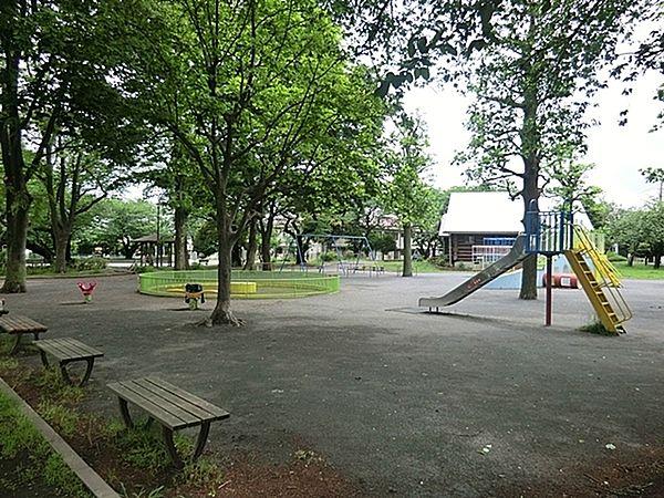 【周辺】柏葉公園まで816m、徒歩約10分です。子供たちが木のぬくもりを感じながら、自由に遊ぶことができるログハウスが併設されている公園です。