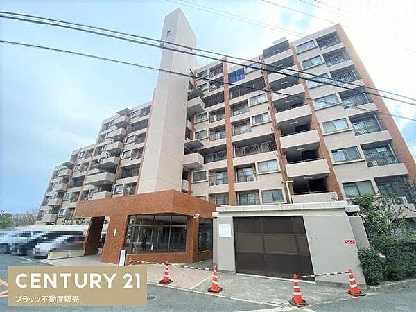 【外観】JR東海道本線吹田駅までバス乗車約9分の立地。9階建ての3階部分となっております。お部屋は100.53平米ございます。