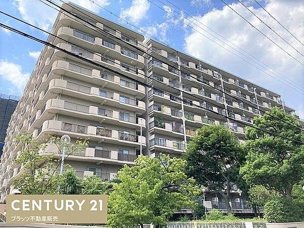 【外観】大阪メトロ御堂筋線江坂駅徒歩7分の立地。10階建ての10階部分となっております。お部屋は69.3平米ございます。