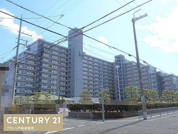 【外観】阪急神戸線園田駅徒歩15分の立地。12階建ての2階部分となっております。お部屋は63.84平米ございます。