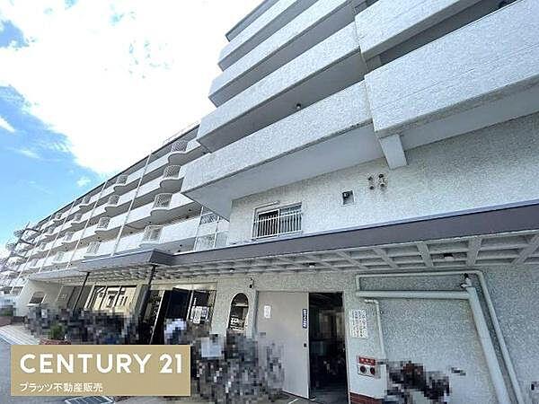 【外観】阪急京都線富田駅までバス乗車約13分の立地。6階建ての1階部分となっております。お部屋は67.65平米ございます。
