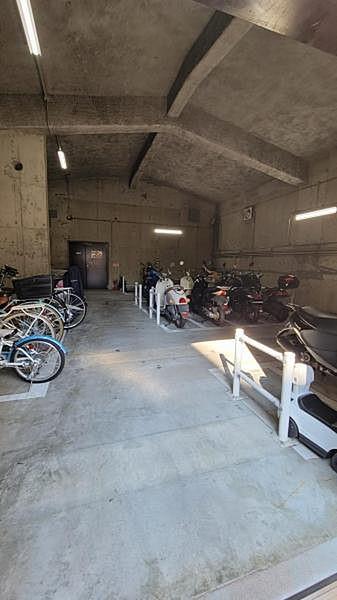 【駐車場】バイク置場もありますので大切なバイクをゆったりと置くことができますね！