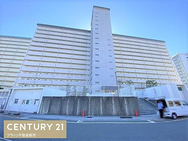 【外観】阪急千里線南千里駅までバス乗車約7分の立地。14階建ての7階部分となっております。お部屋は71.42平米ございます。
