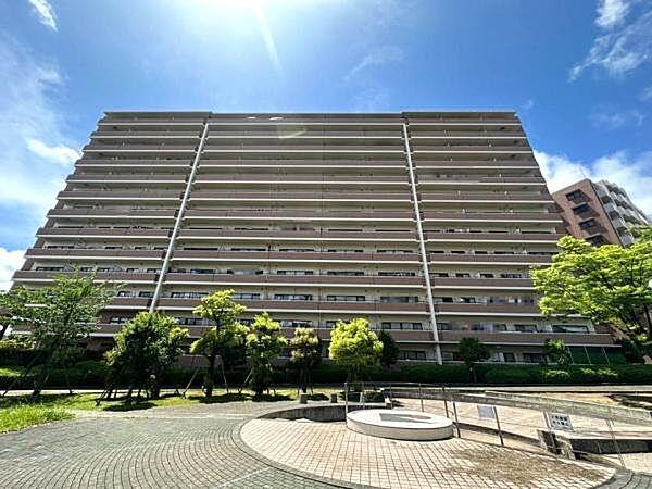 【外観】JR東海道本線岸辺駅徒歩17分の立地。13階建ての12階部分となっております。お部屋は70.58平米ございます。