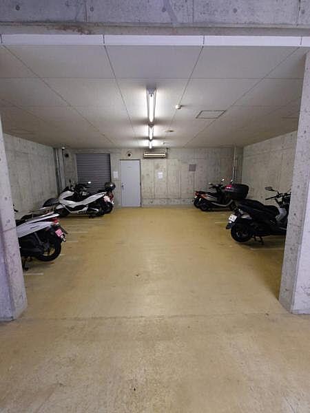 【駐車場】雨や風から守るために建物内に設けられたバイク置場