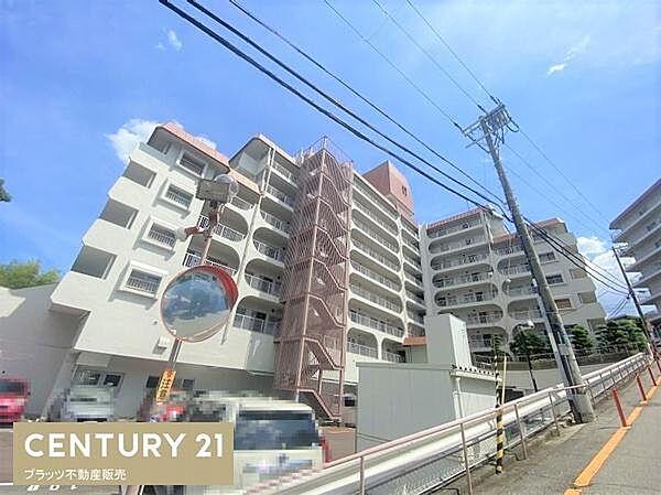 【外観】阪急千里線山田駅徒歩13分の立地。8階建ての7階部分となっております。お部屋は64.25平米ございます。
