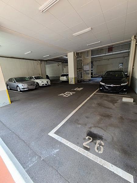 【駐車場】屋根の駐車場は雨風からお車を守ってくれますね！