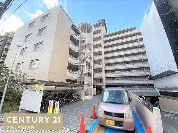 【外観】北大阪急行緑地公園駅まで徒歩2分の立地。10階建ての8階部分となっております。お部屋は65.71平米ございます。