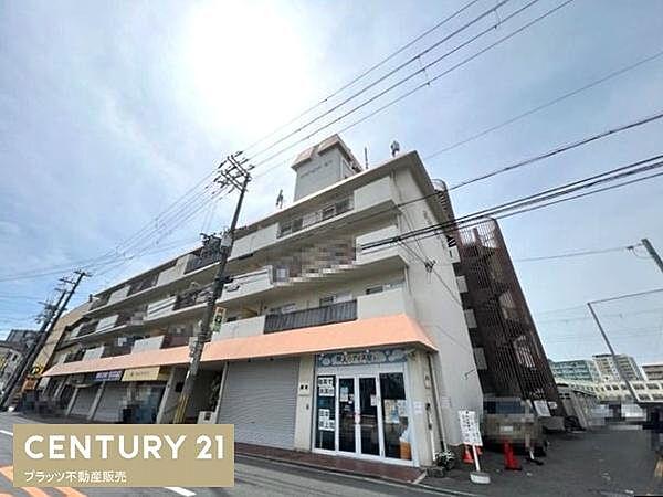 【外観】阪急神戸線十三駅まで徒歩11分の立地。8階建ての1階部分となっております。お部屋は57.75平米ございます。