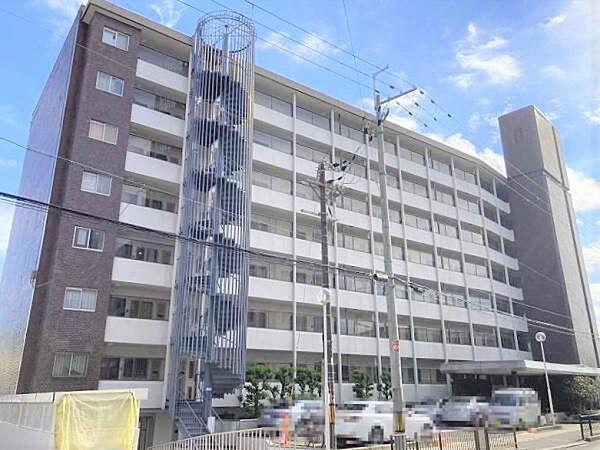 【外観】阪急宝塚線豊中駅徒歩14分の立地。8階建ての3階部分となっております。お部屋は77.80平米ございます。