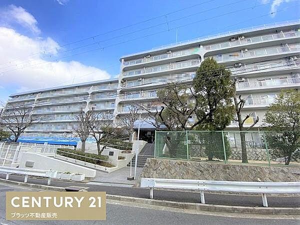 【外観】北大阪急行桃山台駅徒歩15分の立地。9階建ての2部分となっております。お部屋は66平米ございます。