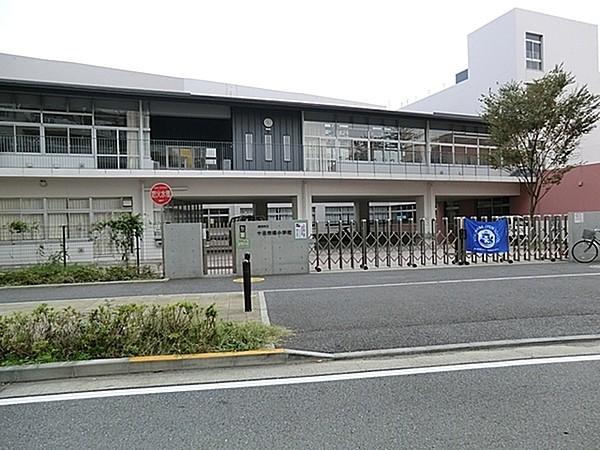 【周辺】横浜市立十日市場小学校まで181m、学校教育目標　　　　「ゆめ・希望・共生 笑顔いっぱい十日市場小」です。
