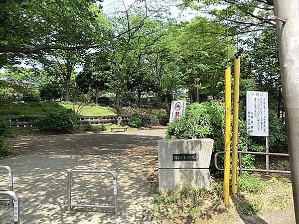 【周辺】猪子山第一公園まで791m、西谷駅徒歩6分の緑豊かな公園。敷地が上下2段に分かれ広い園内には4種類の遊具が設置されています。