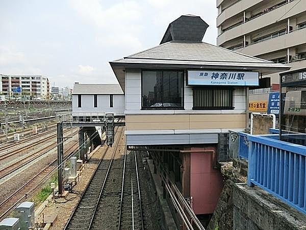 【周辺】京浜急行電鉄　神奈川駅まで619m、神奈川駅以外にも横浜駅までも徒歩圏内にあるため、利用できる路線の数が多く出かける時や通勤通学に便利です。