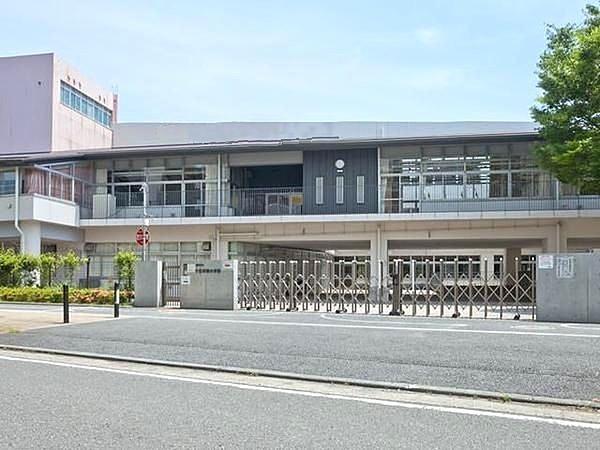 【周辺】横浜市立十日市場小学校まで820m