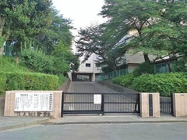 【周辺】横浜市立獅子ケ谷小学校まで767m。「共に高め合い、生きる喜びを拓いていく子を育てます」が教育目標です。