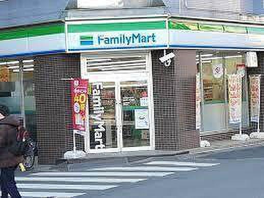 【周辺】ファミリーマート新松戸1丁目店まで414m、徒歩約6分急なお買い物にも対応できますね