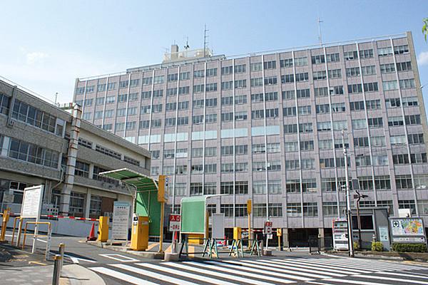 【周辺】松戸市役所まで1200m、徒歩約15分。駐車場もあり、近くにあると便利ですね。