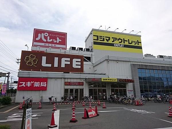 【周辺】ライフ 大仙店まで576m、コジマ・スギ薬局・セリアも入ってます。