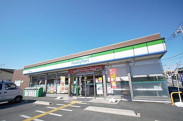 【周辺】ファミリーマート鶴ヶ島五味ケ谷店まで719m、ちょっとした買い物や通販の受け取りに！