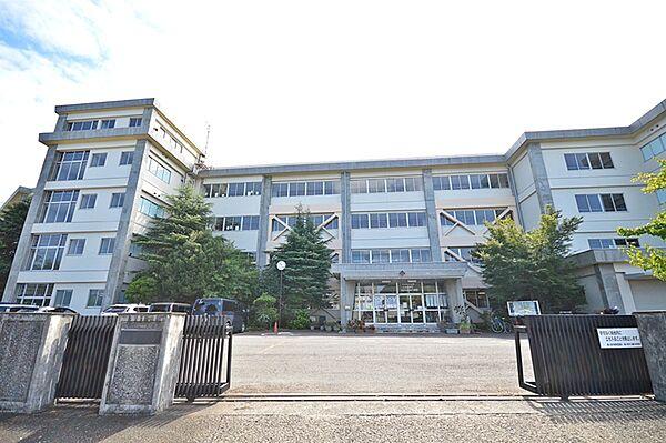 【周辺】鶴ヶ島市立藤中学校まで620m、学校教育目標：ともに学び 心がふれあう学校