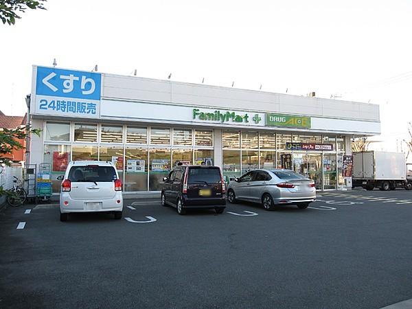 【周辺】ファミリーマートドラッグエース鶴ケ岡店まで109m、ちょっとしたお買い物や通販の受け取りに便利です。