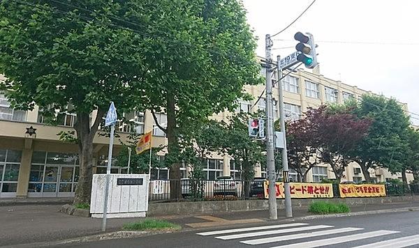 【周辺】札幌市立美香保小学校まで450m