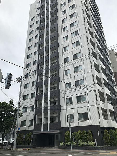 【外観】地下鉄東豊線「北13条東」駅徒歩1分、2015年築、15階建て、総戸数54戸のマンションです。