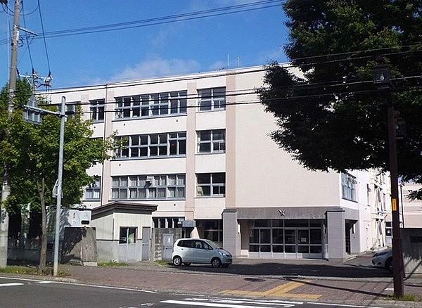 【周辺】札幌市立真駒内中学校まで1200m