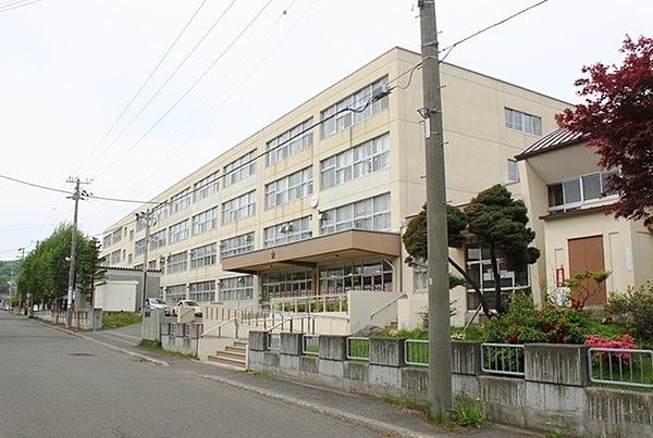 【周辺】札幌市立琴似中学校まで834m