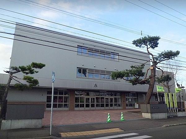 【周辺】札幌市立白石中学校まで466m、徒歩6分。