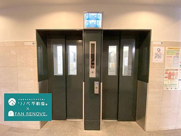 【エントランス】【エレベーター】２基設置されておりますので、混み合う時間帯の緩和につながり、待ち時間が少なくすみそうです。中の様子が見られる大きなモニターが付いていて安心ですね。身障者対応エレベーターです◎