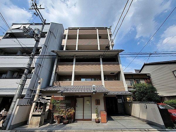 【外観】外観は瓦屋根を用いた下屋が京都らしい雰囲気を演出しています。