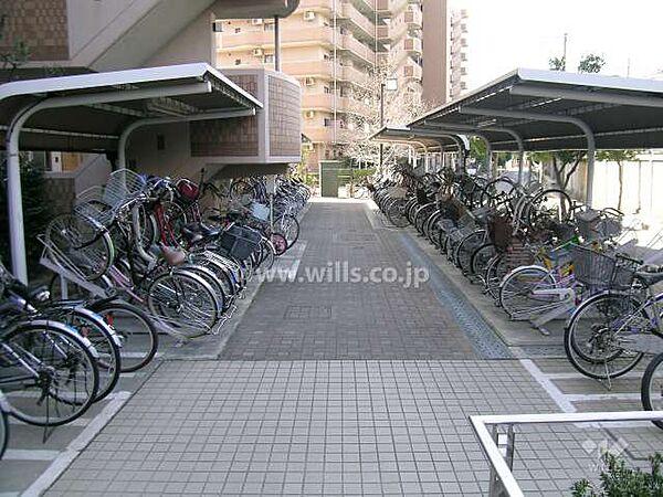 【駐車場】【駐輪場】敷地内の駐輪場。平面式のため電動自転車も停めやすいです。