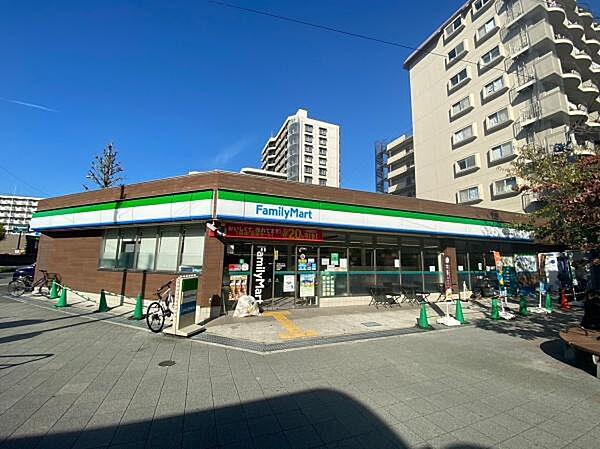 【周辺】ファミリーマート緑地公園駅東店まで370m
