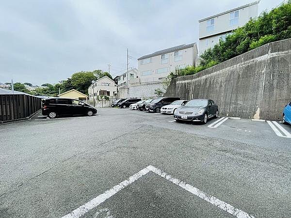 【駐車場】平置きの区画も多い駐輪場です。