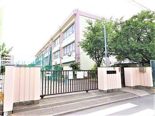 【周辺】川崎市立中野島中学校まで692m、昭和35年に開校した歴史のある学校。人権尊重教育を基盤とし教育目標を目指す