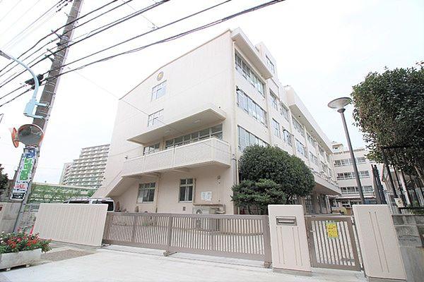 【周辺】狛江市立狛江第一小学校まで180m、教育目標は「明るい子、考える子、強い子」