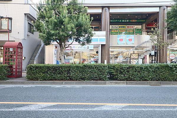 【周辺】ローソン狛江市役所前店まで140m、コンビニエンスストアは、お買い物はもちろん、銀行のキャッシュディスペンサーや宅急便・チケット販売もありとても便利ですね！