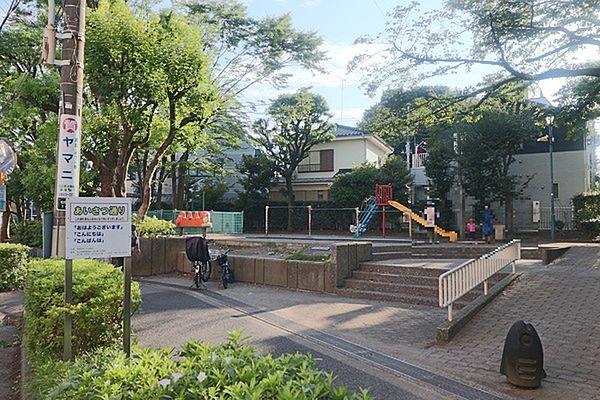 【周辺】和泉中央児童遊園まで80m、広い敷地の中には複合遊具が設置されています。走りまわるスペースもあり、のびのびと遊べる公園です