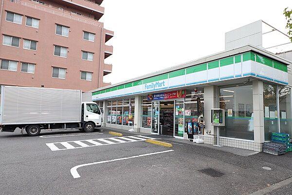 【周辺】ファミリーマート稲城矢野口店まで774m、コンビニエンスストアは、お買い物はもちろん、銀行のキャッシュディスペンサーや宅急便・チケット販売もありとても便利ですね！