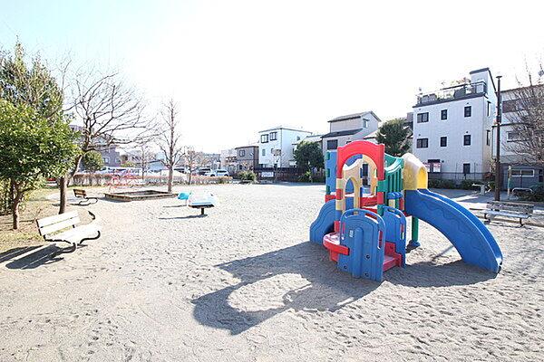 【周辺】生田2丁目公園まで308m、たくさんの子供たちでいつもにぎやかな公園明るく安心して遊べます