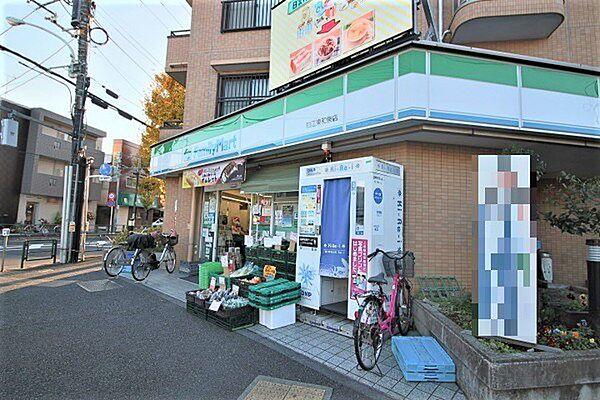 【周辺】ファミリーマート狛江東和泉店まで749m、コンビニエンスストアは、お買い物はもちろん、銀行のキャッシュディスペンサーや宅急便・チケット販売もありとても便利ですね！