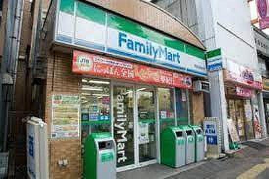 【周辺】ファミリーマート本蓮沼駅前店まで230m、ファミリーマートに関わるみんなが、ひとつの商店を切り盛りする家族のようにつながっていきます。