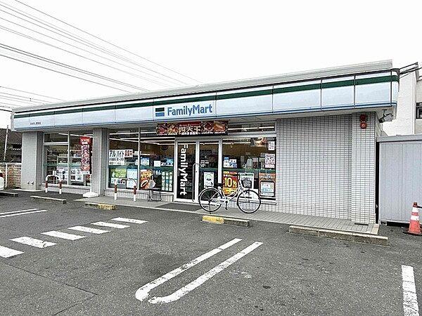 【周辺】ファミリーマートみみなし駅前店まで3020m、近鉄「耳成」駅北出入口より徒歩約1分