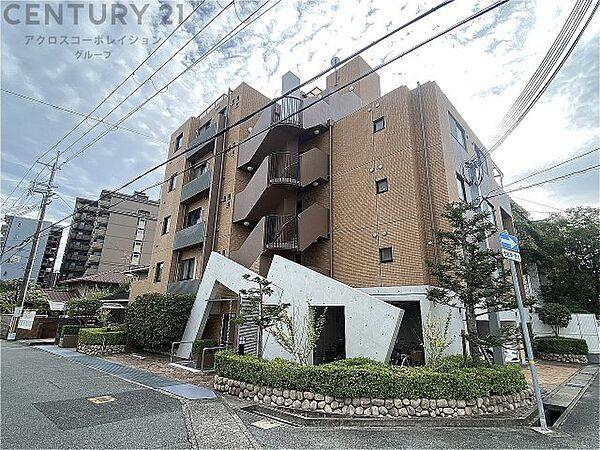 【外観】阪急甲東園駅徒歩3分の閑静な住宅街に立地　外壁タイル張りの荘厳な雰囲気のマンションです