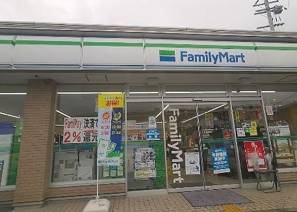 【周辺】ファミリーマート伏見桃山南店まで576m、徒歩8分