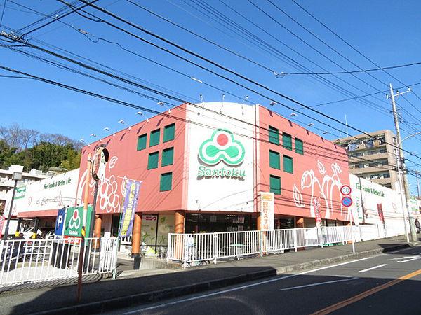 【周辺】Santoku高田店まで490m、閑静な住宅街にあるスーパー。お隣にはドラッグストアもあり、お買い物に便利です。夜22時まで営業しています。