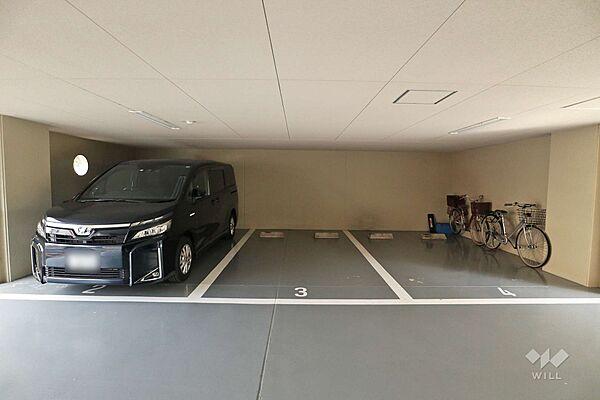【駐車場】物件の駐車スペース。屋根付き平面駐車場の権利つき！大体の高さの車は停めて頂くことができます！